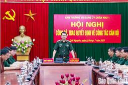Quân khu công bố, trao quyết định về công tác cán bộ